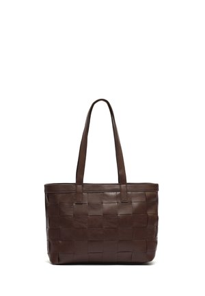 Tmavě hnědá kožená taška typu tote s tkanými obdélníkovými panely a dvěma dlouhými ramenními pásky, stojící vzpřímeně na bílém pozadí.