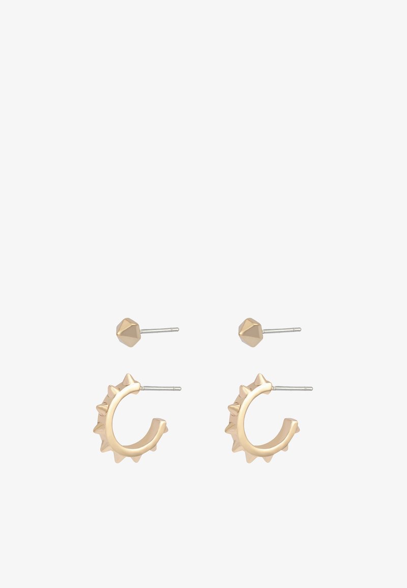 Boucles d'oreilles ton or présentant un design de créole clouté avec un fermoir à tige. Finition métallique lisse avec un accent géométrique clouté.