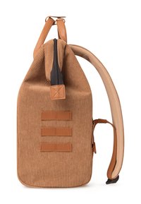Zaino in corduroy marrone con chiusura a zip, spallina singola e tre accenti in tessuto orizzontale. Dettagli in pelle liscia sulle cinghie.
