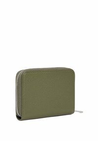 Portefeuille rectangulaire en cuir vert olive avec une finition texturée. Il est doté d'une fermeture éclair en argent et d'une petite étiquette sur un côté.