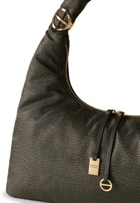 Grüne strukturierte Hobo-Tasche mit goldenen Beschlägen, einem Reißverschluss und dualen schmalen Trägern. Verfügt über ein dezentes Muster auf der Oberfläche und ein Markenlogo.