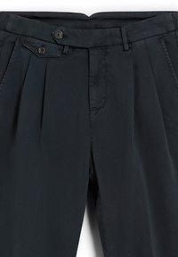 Pantalones oscuros con una textura suave, que presentan un diseño con pliegues, cierre de doble botón y una cintura clásica.