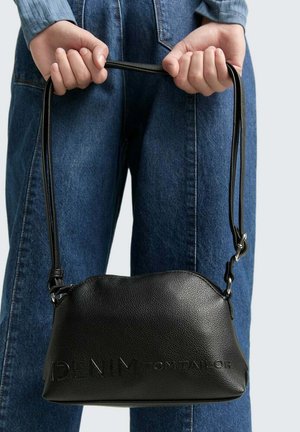 Schwarze Lederhandtasche mit strukturierter Oberfläche, geschwungener Form und abnehmbarem Tragegurt. Verfügt über das geprägte Logo "DENIM TOM TAILOR".