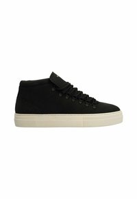 Baskets montantes noires en daim avec une semelle en caoutchouc blanc prononcée et un laçage distinctif. Présente une texture lisse et un design minimaliste.