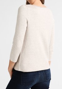 comma Sweter