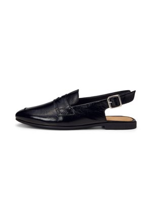 Zwarte leren loafer met slingback, puntige neus, penny-banddetail en zilveren gesp op een platte zool, weergegeven op een witte achtergrond.