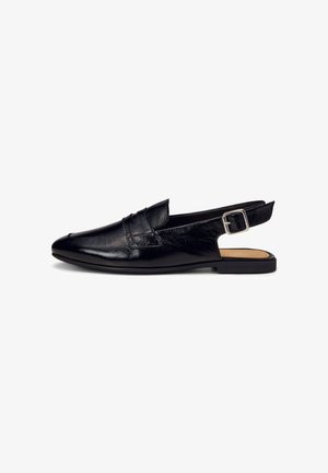 Schwarzer Leder-Slingback-Loafer mit spitz zulaufender Zehenpartie, Penny-Riemendetail und silberner Schnalle auf flacher Sohle, präsentiert vor weißem Hintergrund.