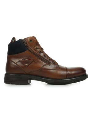 Bottine en cuir marron avec des accents en daim bleu marine, bout arrondi, fermeture à lacets à l'avant et fermeture éclair sur le côté. Présente une semelle texturée et un détail de logo.