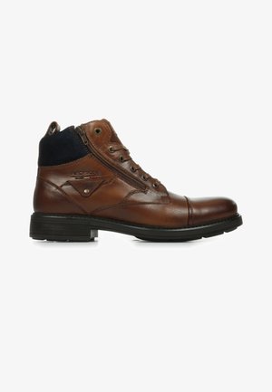 Bottine en cuir marron avec des accents en daim bleu marine, bout arrondi, fermeture à lacets à l'avant et fermeture éclair sur le côté. Présente une semelle texturée et un détail de logo.