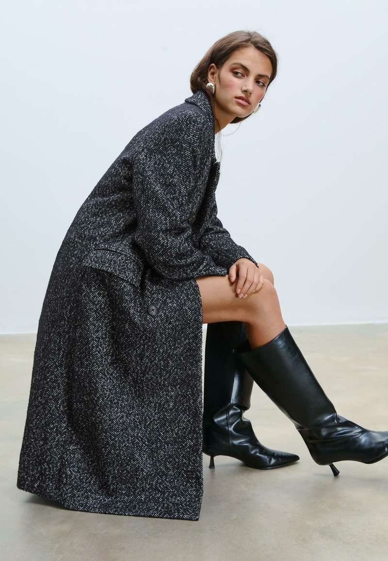 Stradivarius Klassischer Mantel black/schwarz