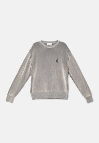 Gestrickter Pullover in Beige mit dunklen vertikalen Streifen. Rundhalsausschnitt, lange Ärmel und ein kleines gesticktes Logo auf der Brust.