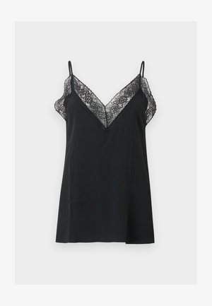 Čierne bezrukávové šaty na ramienka so šikmým strihom, jemnou čipkovou ozdobou pozdĺž hlbokého výstrihu do V a tenkými ramienkami, na jednoduchom pozadí.