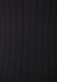 Zwarte ribstof met verticale strepen, die een zachte textuur en een subtiele glans heeft. Het patroon is consistent en gelijkmatig verdeeld.