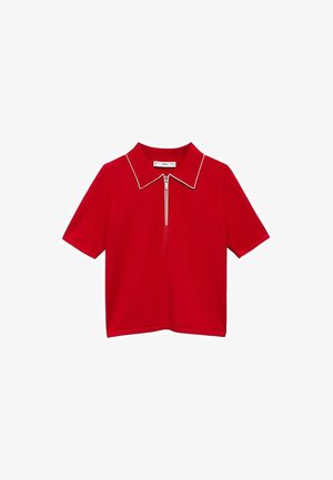 Cămașă polo roșie cu mânecă scurtă și fermoar pe jumătate, având un tiv alb contrastant pe guler și fermoar. Textură de țesătură netedă.