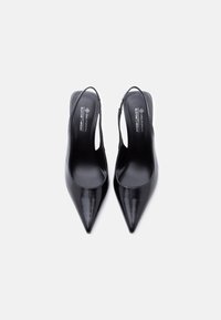 Μαύρα βραδινά πέδιλα από vegan δέρμα με μυτερά δάχτυλα, ομαλή υφή και μινιμαλιστικό σχέδιο. Διαθέτουν πίσω λουράκι για υποστήριξη.