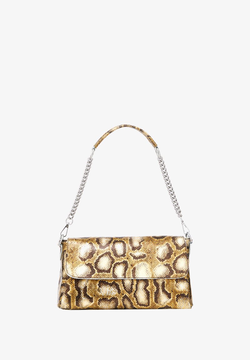 Leopardprint håndtaske med en tekstureret overflade, gyldenbrune nuancer og en sølvfarvet kædestrop. Har en klaplukning og et strømlinet design.