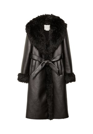 Čierny kožený kabát s textúrovaným povrchom, vybavený kožušinovým golierom a manžetami, opaskom na viazanie v páse a dlhou, priamou siluetou.