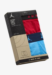 Jordan Flight Micro barnetruser i rød og blå, med svart livband med logo, pakket i en pappeske med minimalistisk design.