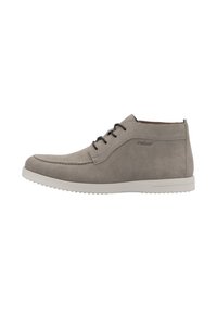 Stivaletti alla caviglia in suede grigio con una finitura liscia, caratterizzati da lacci marroni a contrasto e una suola in gomma bianca. Il logo del marchio è visibile di lato.