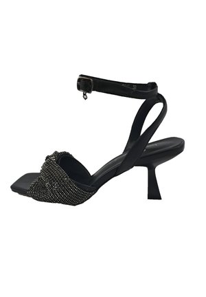 Sandali neri con tacco a stiletto e punta quadrata, caratterizzati da una parte superiore decorata con pietre preziose, cinturino alla caviglia e un tacco spesso e sagomato per garantire stabilità.