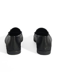 Schwarze Lederschuhe mit glatter Textur, runder Zehenform und flachen Gummisohlen. Keine auffälligen Muster oder geschmückten Elemente sichtbar.