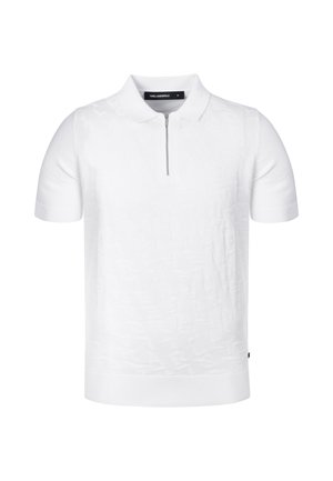 Biała koszulka polo z krótkim rękawem, z zamkiem z przodu, subtelnym teksturowanym wzorem oraz prążkowanym kołnierzem i wykończeniem, prezentowana na jednolitym tle.