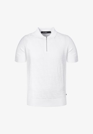 Biała koszulka polo z krótkim rękawem, z zamkiem z przodu, subtelnym teksturowanym wzorem oraz prążkowanym kołnierzem i wykończeniem, prezentowana na jednolitym tle.