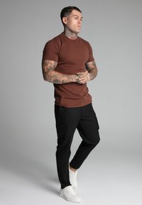 SIKSILK MUSCLE FIT - Basic T-shirt - brown