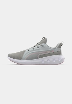 Jasnoszare buty sportowe z teksturowaną siateczką, różowymi akcentami i wyściełaną białą podeszwą z czterema okrągłymi detalami na pięcie.