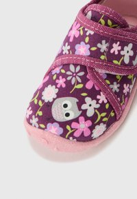 Lila virágmintás, pink kiegészítőkkel ellátott slip-on cipő, texturált felső résszel, baglyos grafikával és puha, párnázott talppal.