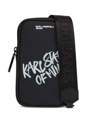 Schwarze Karl Lagerfeld Jeans Crossbody-Tasche mit weißem Graffiti-Schriftzug "KARL STATE OF MIND" und breitem schwarzen Riemen mit Prägung "JEANS."