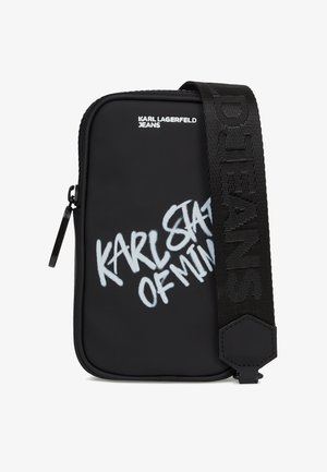 Czarna torebka na ramię Karl Lagerfeld Jeans z białym napisem w stylu graffiti "KARL STATE OF MIND" oraz szerokim czarnym paskiem z tłoczonym napisem "JEANS."