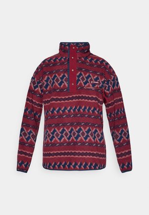 Rode fleece pullover met lange mouwen en marineblauwe geometrische patronen, kraag met drukknoop, borstzak met rits en Columbia-logo op de borst.