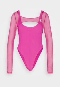 Body rosa con maniche lunghe trasparenti, caratterizzato da scollatura a girocollo, dettaglio cut-out e texture a coste sul corpo principale. Accento con logo Calvin Klein.