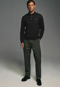 Next REGULAR FIT czarny