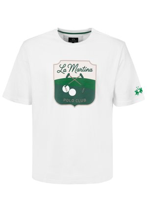 Wit T-shirt met korte mouwen met groen en beige "La Martina Polo Club" embleem met gekruiste polomalletjes en ballen aan de voorkant en klein polospelerslogo op de mouw.