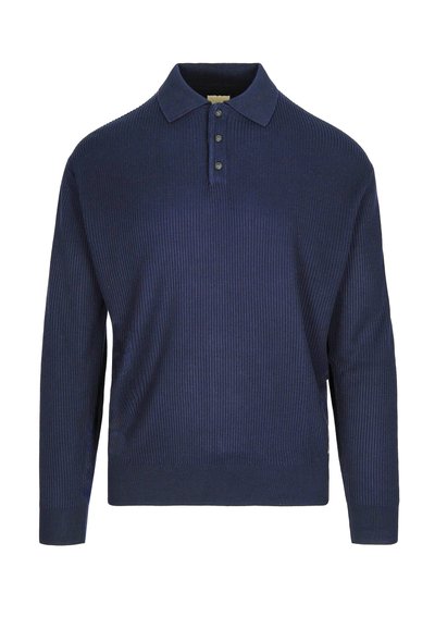 Pullover a costine blu navy con colletto polo, dotato di tre bottoni al collo e maniche lunghe, realizzato in un tessuto morbido e testurizzato.