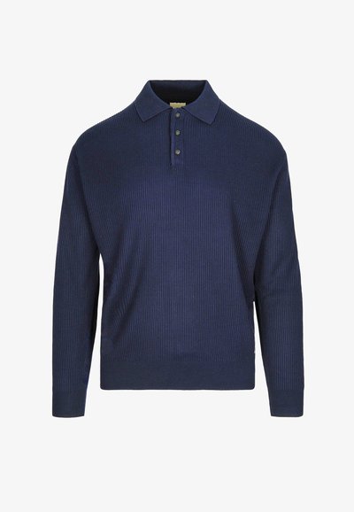 Pullover a costine blu navy con colletto polo, dotato di tre bottoni al collo e maniche lunghe, realizzato in un tessuto morbido e testurizzato.