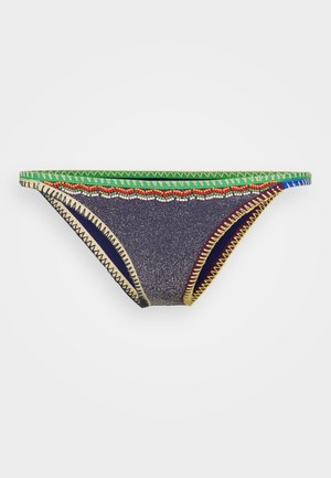 Tamni plavi kupaći bikini donji dio s višebojnim šavnim rubovima, koji uključuju zelene, crvene, ružičaste i plave akcentne boje, izrađen od teksturirane tkanine.
