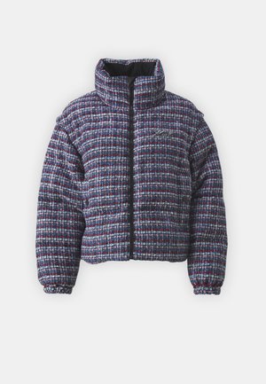 Chaqueta corta de plumón en tejido multicolor, con cuello alto, cremallera frontal y puños elásticos con acabado texturizado.
