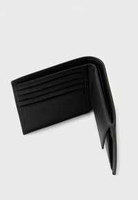 Juodas odinis piniginė su dvigubu dizainu, turinti kelias kortelių kišenes ir tekstūruotą paviršių, demonstruojanti minimalistišką aparatūrą ir ženklinimą.