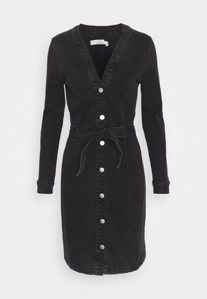 Sort langærmet denimkjole med knapper, V-udskæring og bundet bælte i taljen, knælængde, vist på hvid baggrund.