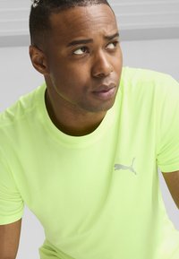 Puma RUN CLOUDSPUN TEE - T-Shirt sport - fizzy apple