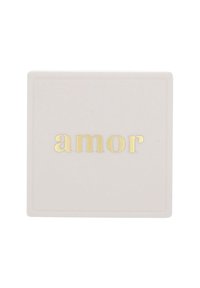 Caja cuadrada de color rosa pálido con una textura suave. La palabra "amor" está grabada en letras doradas en la parte frontal, añadiendo un toque decorativo.