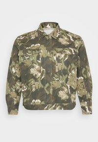 Veste de style militaire en imprimé camouflage vert. Présente des accents cloutés sur le col et les poignets, avec deux poches poitrine et des manches longues.