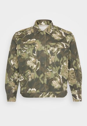 Militærinspireret skjortejakke i grøn camouflageprint. Har nitter på kraven og manchetterne, med to brystlommer og lange ærmer.