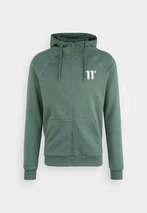 Felpa verde con zip realizzata in tessuto morbido, con tasca a marsupio, cappuccio con coulisse e un logo bianco sulla parte superiore sinistra.