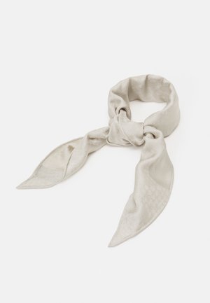 Jasnobeżowy szalik z tkaniny z subtelnym teksturowanym wzorem, luźno związany z dwoma spiczastymi końcami, na jednolitym białym tle.