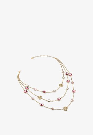 Collana in tono oro con tre catene sovrapposte, caratterizzata da cristalli rotondi rosa e trasparenti, e da accenti decorativi rotondi.