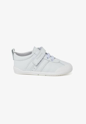 Chaussures en cuir bleu clair avec semelle en caoutchouc blanche, dotées d'une sangle Velcro, de lacets élastiques et de coutures décoratives sur les côtés.